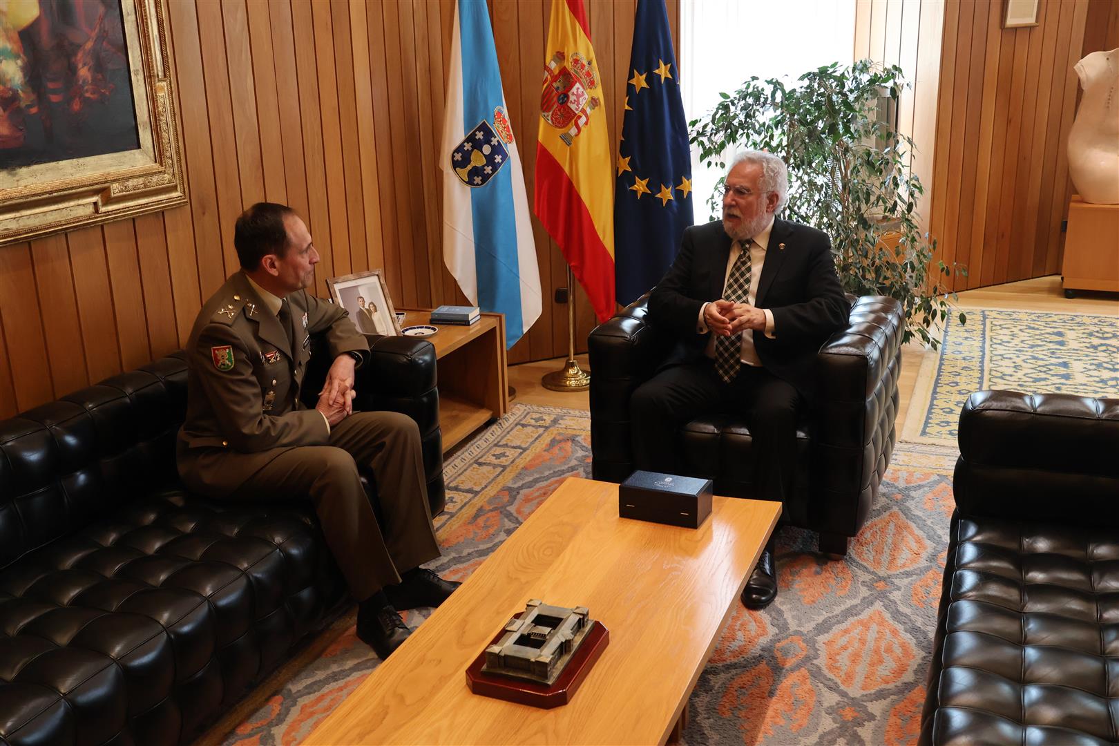 Foto da noticia:O xeneral xefe do Mando de Apoio á Manobra despídese do presidente do Parlamento